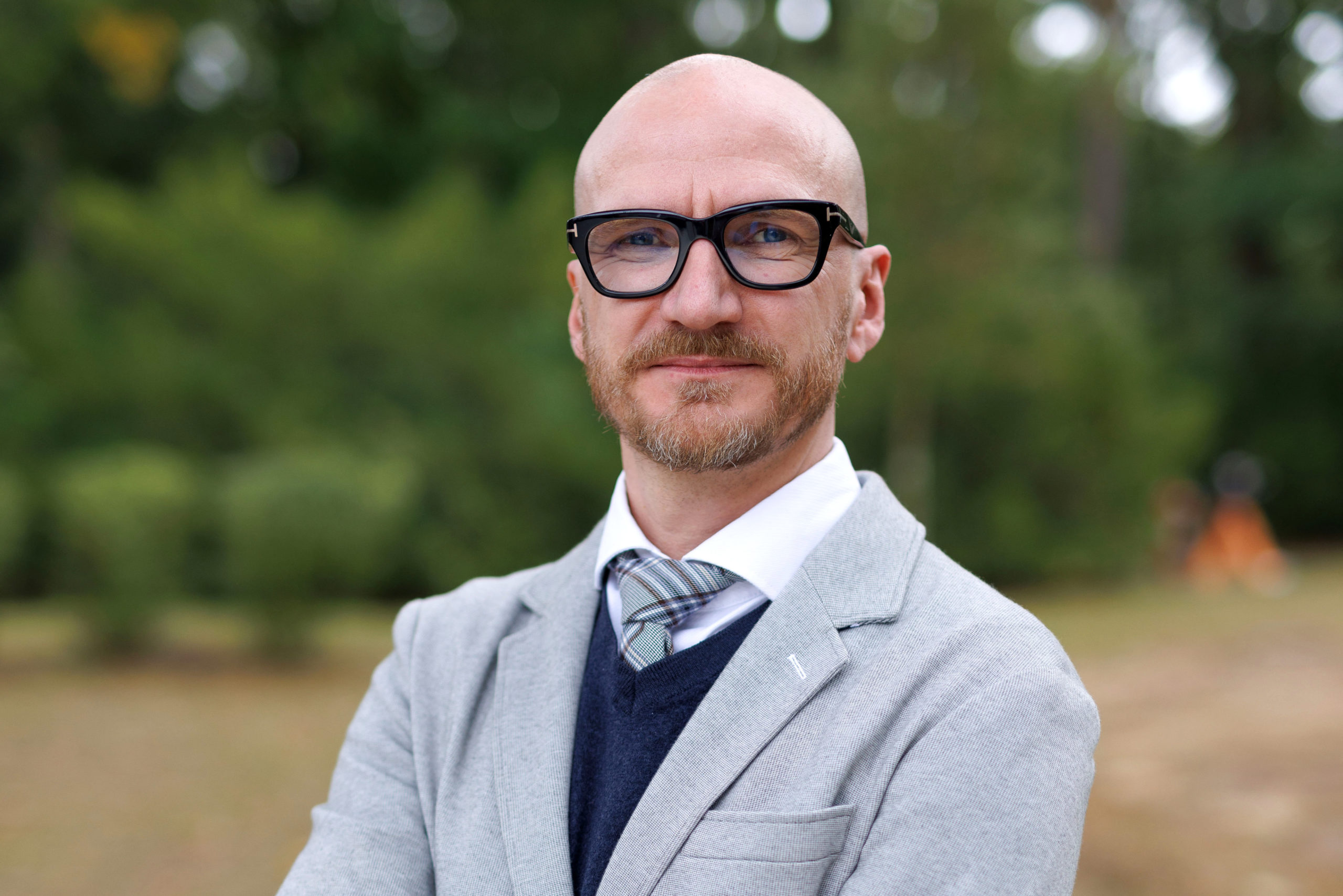 Kommt die Behandlung der Parkinson-Krankheit mit Tabletten an ihre Grenzen, sollte eine Therapieumstellung erfolgen. "Wichtig ist in jedem Fall, Betroffene über alle Therapiemöglichkeiten gut aufzuklären und über neue Entwicklungen zur informieren", erklärt PD Dr. Florin Gandor, Leiter Zentrum Klinische Studien, Neurologisches Fachkrankenhaus für Bewegungsstörungen / Parkinson Beelitz-Heilstätten. Foto: DJD/AbbVie/Michael Colella